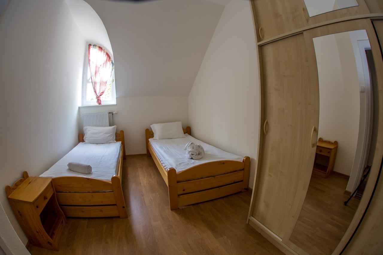 Aqua Line Apartmanház Hajdúszoboszló Exterior foto